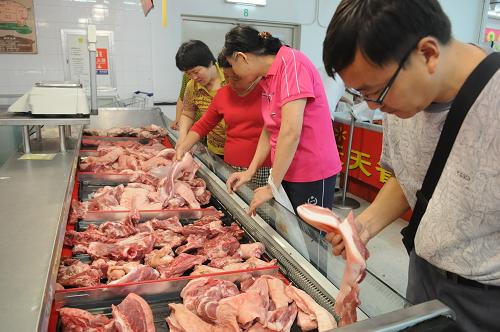 9月10日,南京市民在超市選購豬肉。 據(jù)江蘇省物價(jià)局和國家統(tǒng)計(jì)局江蘇調(diào)查總隊(duì)聯(lián)合發(fā)布的數(shù)據(jù),江蘇省8月份CPI同比漲幅為6.0%,低于全國平均水平0.2個(gè)百分點(diǎn),比7月份回落0.4個(gè)百分點(diǎn)。八大類消費(fèi)品中,食品同比漲了14.7%,依然“領(lǐng)漲”。國家統(tǒng)計(jì)局江蘇調(diào)查總隊(duì)消費(fèi)價(jià)格處處長許家東介紹,豬肉單個(gè)品種的同比漲幅高達(dá)37.3%,拉動(dòng)總指數(shù)上漲1.0個(gè)百分點(diǎn),成為當(dāng)仁不讓的“豬老大”。 新華社發(fā)(沈鵬 攝)