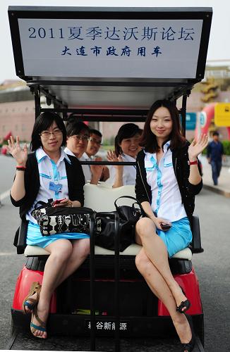 9月11日,服務(wù)車運(yùn)送志愿者和工作人員到達(dá)沃斯年會會場。新華社發(fā)(姜冰 攝)