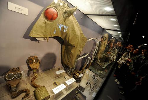 9月18日,觀眾在觀看《日本侵華罪證展》中展出的侵華日軍使用生化武器給士兵及軍馬配發(fā)的防毒面具。 新華社記者 羅曉光 攝