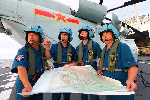 9月19日,在太平洋上,起飛前機(jī)組人員認(rèn)真研究飛行計(jì)劃。當(dāng)日,隨中國(guó)海軍“和平方舟”號(hào)醫(yī)院船出訪中美洲四國(guó)的海軍新型醫(yī)療救護(hù)艦載直升機(jī)首飛太平洋。這架直-8JH型艦載直升機(jī)來(lái)自海軍航空兵某直升機(jī)團(tuán),該團(tuán)是我軍歷史上第一支艦載直升機(jī)部隊(duì)。新華社記者 查春明 攝