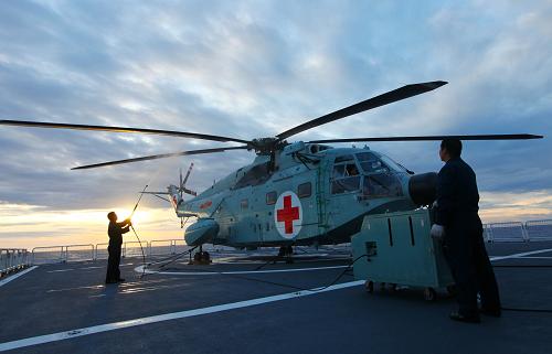 9月19日,飛行歸來(lái)的醫(yī)療救護(hù)艦載直升機(jī)停在行駛于太平洋上的“和平方舟”號(hào)醫(yī)院船上。新華社記者 查春明 攝