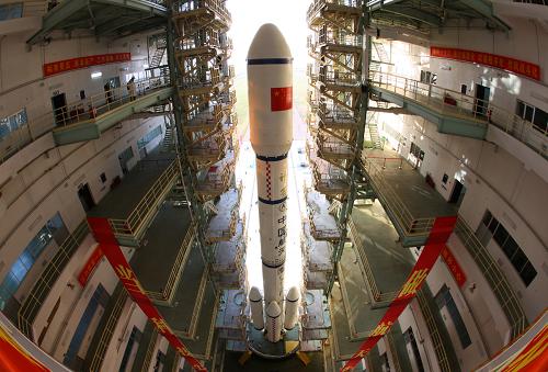 9月20日7時(shí)59分,酒泉衛(wèi)星發(fā)射中心垂直裝配廠房的大門徐徐升起,天宮一號目標(biāo)飛行器、長征二F運(yùn)載火箭組合體露出真容。新華社記者 秦憲安 攝