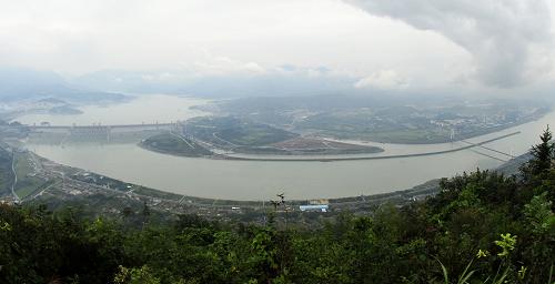 這是9月20日拍攝的洪水通過三峽樞紐時的三峽工程全景。從長江三峽通航管理局獲悉,因嘉陵江流域持續(xù)降雨,三峽壩上日前處于大流量、高水位運行。預報顯示,20日晚8時,流量為4.5萬立方米/秒的洪峰將抵達三峽。目前三峽水利樞紐正在進行175米試驗性蓄水。為確保蓄水安全有序進行,19日開始,根據(jù)長江防總第34號調(diào)度令,三峽水庫將下泄流量逐步加大至2.1萬立方米/秒。新華社發(fā)(鄭家裕 攝)