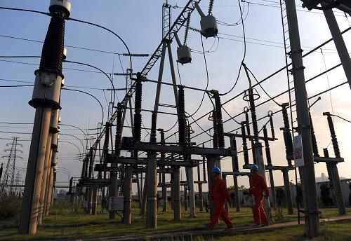 9月21日,電力局工作人員在湖州白雀220千伏變電所內(nèi)巡檢。新華社記者 徐昱 攝