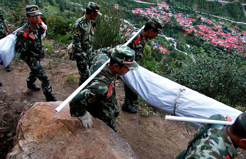 圖為西藏武警總隊(duì)日喀則支隊(duì)和亞?wèn)|大隊(duì)的官兵徒步為上亞?wèn)|鄉(xiāng)崗古村的受災(zāi)群眾運(yùn)送救災(zāi)物資(9月20日攝)。新華社發(fā)(張家翔 攝)