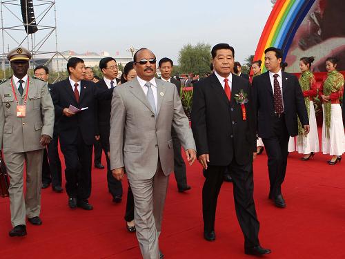 這是中共中央政治局常委、全國政協(xié)主席賈慶林同與會(huì)嘉賓步入開幕式會(huì)場(chǎng)。新華社記者 劉衛(wèi)兵 攝