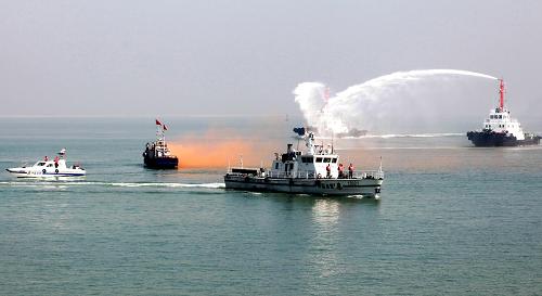 9月22日,參加演習(xí)的河北海警巡邏艇對被“劫持船只”進行堵截。當(dāng)日,我國煤炭輸出第二大港——河北滄州神華黃驊港聯(lián)合河北海警、公安邊防支隊、海事和消防等單位舉行港口保安聯(lián)合演習(xí),以檢驗和提高設(shè)港安全保障人員的實戰(zhàn)能力。新華社記者 楊世堯 攝