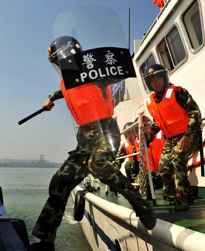 9月22日,參加演習(xí)的河北海警戰(zhàn)士迅速跨幫強登“違法犯罪船只”。新華社記者 楊世堯 攝