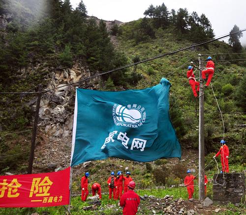 9月21日,國家電網(wǎng)西藏電力有限公司工作人員在緊張搶修亞東縣嘎林崗水電站至下司馬鎮(zhèn)(縣城所在地)10千伏電力線路。9月18日印度錫金邦發(fā)生6.8級地震后,國家電網(wǎng)西藏電力有限公司搶險隊(duì)員全力投入到電力搶修恢復(fù)工作中。經(jīng)過連續(xù)奮戰(zhàn),截至目前,已完成亞東縣地震災(zāi)區(qū)主干電網(wǎng)搶修恢復(fù)任務(wù),因地震損毀的亞東縣電站和10千伏主干電網(wǎng)已全部得到有效恢復(fù)并投入運(yùn)行,為抗震救災(zāi)提供了有效的能源保障。新華社發(fā)(索多 攝)