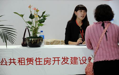 9月23日,工作人員向市民介紹保障性住房建設(shè)規(guī)劃等相關(guān)情況。新華社記者 秦晴 攝
