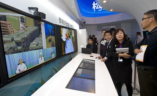9月26日,在北京舉行的中國國際信息通信展覽會上,工作人員在介紹數(shù)字幻真系統(tǒng)。新華社發(fā)(趙冰 攝)