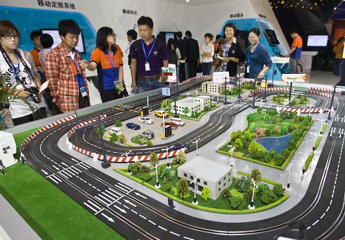 9月26日,在北京舉行的中國國際信息通信展覽會上,工作人員向觀眾介紹智慧交通系統(tǒng)。新華社發(fā)(趙冰 攝)