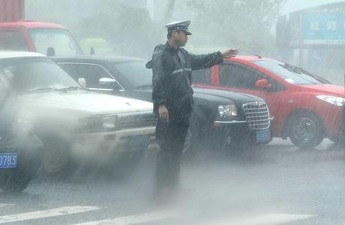 9月29日,??诮痪爸箫L(fēng)大雨指揮交通。新華社記者姜恩宇攝
