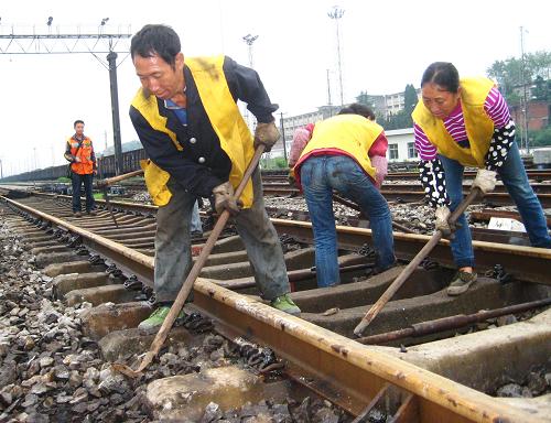 9月29日,成都鐵路局遂寧工務(wù)段達(dá)州線橋車間工人在襄渝鐵路達(dá)州段施工整修道床。當(dāng)日,成都鐵路局遂寧工務(wù)段鐵路工人們?nèi)珕T上崗,對(duì)達(dá)州段鐵道,尤其是在“9·18”洪災(zāi)中受損路段進(jìn)行全面檢修,確保國(guó)慶長(zhǎng)假期間川渝鐵路北向出口暢通和列車行車安全。達(dá)州是襄渝鐵路、滬漢蓉鐵路干線咽喉所在,“9·18”特大洪災(zāi)中,達(dá)州段部分線路道床遭暴雨嚴(yán)重沖刷,給鐵路安全運(yùn)營(yíng)造成隱患。新華社發(fā)(鄧良奎 攝)