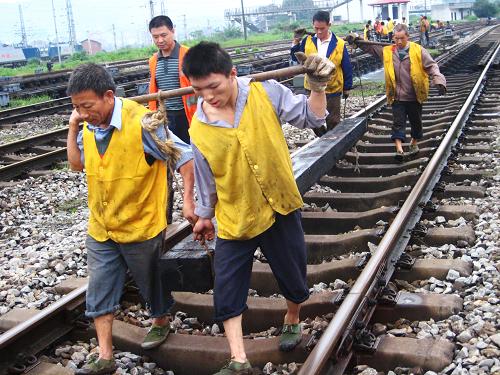 9月29日,達(dá)州火車站鐵路工人把新枕木抬運(yùn)到道床上,以更換下被洪水沖刷浸壞的舊枕木。新華社發(fā)(鄧良奎 攝)