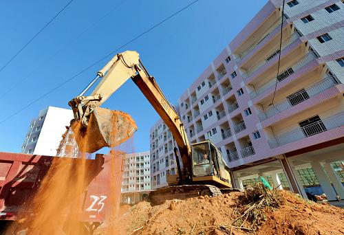 9月29日,一架挖掘機(jī)在福建省晉江市深滬鎮(zhèn)外來職工廉租住房小區(qū)二期工程工地施工。新華社記者 張國俊 攝
