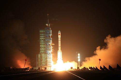 9月29日,中國在酒泉衛(wèi)星發(fā)射中心用長征二號F運載火箭將天宮一號目標飛行器發(fā)射升空。新華社記者 王建民 攝