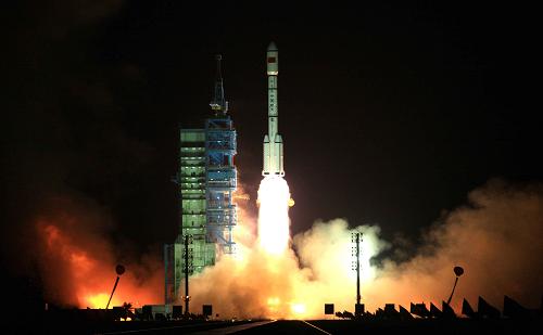 9月29日,中國在酒泉衛(wèi)星發(fā)射中心用長征二號F運載火箭將天宮一號目標飛行器發(fā)射升空。新華社記者 王建民 攝
