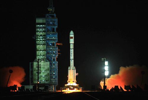 9月29日,中國在酒泉衛(wèi)星發(fā)射中心用長征二號F運載火箭將天宮一號目標飛行器發(fā)射升空。新華社記者 王建民 攝