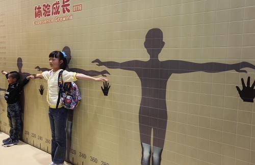 10月3日,小朋友在北京中國科學(xué)技術(shù)館內(nèi)“體驗(yàn)成長”。國慶長假期間,中國科學(xué)技術(shù)館內(nèi)人流如織,很多家長帶著孩子來到這里參觀體驗(yàn),拓寬孩子的知識(shí)面,激發(fā)他們學(xué)習(xí)科學(xué)技術(shù)的熱情。新華社發(fā)(梁志強(qiáng) 攝)