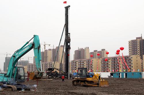 這是保障房大型居住社區(qū)上海浦東“航頭拓展基地27-01地塊”開(kāi)工儀式現(xiàn)場(chǎng)(9月30日攝)。 為了困難家庭實(shí)現(xiàn)“住有所居”的夢(mèng)想,上海莊嚴(yán)承諾:再難,也要確保今年保障房開(kāi)工、籌措1500萬(wàn)平方米,供應(yīng)1150萬(wàn)平方米,讓17萬(wàn)戶困難家庭直接受益! 千金一諾為民生。“十一”長(zhǎng)假里,上海各大保障房基地?zé)o一休息:虹口“彩虹灣”社區(qū)、閔行馬橋基地、浦東航頭基地……一片隆隆施工聲。保質(zhì)保量,加班加點(diǎn),保障房首次成為這座城市百年房地產(chǎn)開(kāi)發(fā)史上的主角與亮色。縱使保障房建設(shè)有一百個(gè)困難,在使命的驅(qū)使下,上海努力尋找一百零一個(gè)答案。 新華社記者 凡軍 攝
