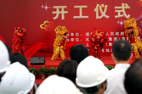 舞獅隊(duì)在保障房大型居住社區(qū)上海浦東“航頭拓展基地27-01地塊”開(kāi)工儀式上表演(9月30日攝)。新華社記者 凡軍 攝