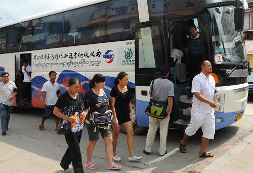 10月15日,遇難者親屬一行29人乘車從泰國(guó)回到景洪市。當(dāng)日,29名遇難船員家屬,完成了在泰國(guó)清盛市的一系列追思、吊唁及辨認(rèn)遺體活動(dòng)后,經(jīng)由中國(guó)陸路一類口岸磨憨口岸專門開(kāi)通的綠色通道入境,并于15日安全抵達(dá)云南省西雙版納自治州州府景洪市,與留在當(dāng)?shù)氐群蛳⒌钠渌H人會(huì)合。新華社記者 陳海寧攝