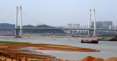這是長沙湘江三汊磯大橋附近大面積裸露的河床(10月15日攝)。新華社記者 龍弘濤 攝