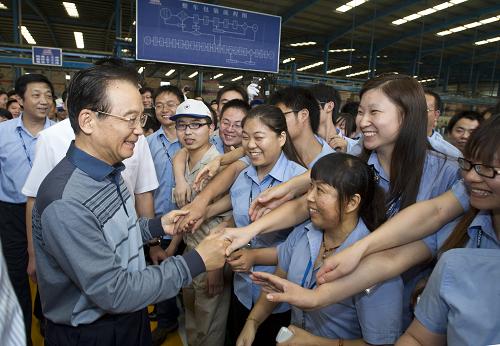 10月13日至14日,中共中央政治局常委、國(guó)務(wù)院總理溫家寶在出席第110屆廣交會(huì)開(kāi)幕式期間,就經(jīng)濟(jì)形勢(shì)尤其是當(dāng)前外貿(mào)企業(yè)情況進(jìn)行調(diào)研。這是10月14日,溫家寶在廣州大陽(yáng)摩托車有限公司親切看望企業(yè)職工。新華社記者 李學(xué)仁 攝