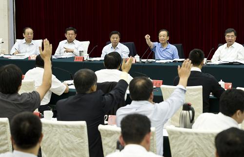 這是10月13日晚,溫家寶在廣州主持召開(kāi)外貿(mào)企業(yè)負(fù)責(zé)人座談會(huì),出席座談會(huì)的代表紛紛舉手要求發(fā)言。新華社記者 李學(xué)仁 攝