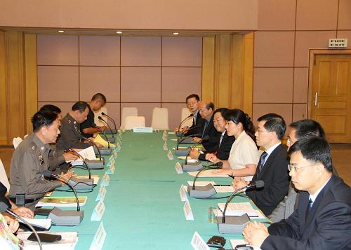 10月16日,中國政府聯(lián)合工作組組長、外交部領(lǐng)事司副司長兼領(lǐng)事保護中心主任郭少春(右三)與泰國警察副總監(jiān)班西里·巴帕瓦(左一)在泰國清萊府就中國船員在湄公河流域遇難事件舉行會談。當日,中國政府聯(lián)合工作組在泰國清萊府與泰國警察副總監(jiān)班西里·巴帕瓦就中國船員在湄公河流域遇難事件舉行會談。 新華社發(fā)