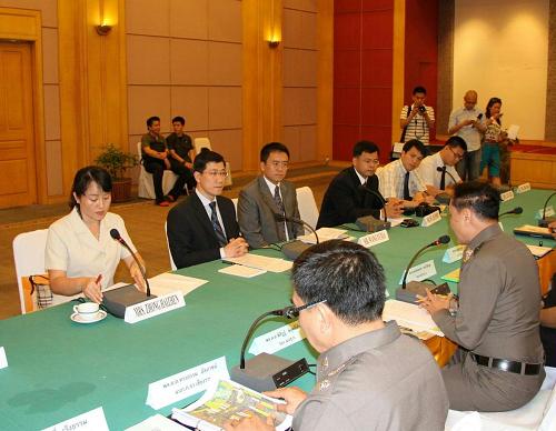 10月16日,中國政府聯(lián)合工作組組長、外交部領(lǐng)事司副司長兼領(lǐng)事保護中心主任郭少春(左二)與泰國警察副總監(jiān)班西里·巴帕瓦(前右一)在泰國清萊府就中國船員在湄公河流域遇難事件舉行會談。新華社發(fā)