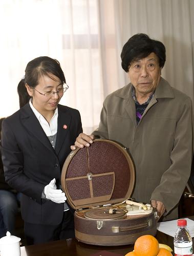 10月16日,在“檔案館日”活動(dòng)上,市民鐘文元老人(右)為檔案館捐贈(zèng)老式留聲機(jī)。新華社發(fā)(趙冰 攝)