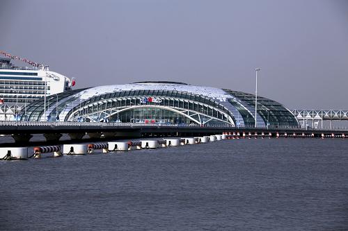 這是10月15日拍攝的被譽(yù)為“東方之睛”的上海國(guó)際航運(yùn)中心吳淞口國(guó)際郵輪港。10月15日,被譽(yù)為“東方之睛”的上海國(guó)際航運(yùn)中心吳淞口國(guó)際郵輪港開港。2008年底開工建設(shè)的吳淞口國(guó)際郵輪港,碼頭岸線總長(zhǎng)1500米,一期新建兩個(gè)大型郵輪碼頭泊位,可同時(shí)停靠?jī)伤?0萬噸級(jí)以上的國(guó)際郵輪,設(shè)計(jì)通關(guān)能力為每年60.8萬人次。二期建成后,還將增加兩個(gè)10萬噸級(jí)以上的泊位。2012年正式運(yùn)營(yíng)后,預(yù)計(jì)當(dāng)年就可接靠近百艘次國(guó)際郵輪,三、五年后達(dá)到200至300艘次的規(guī)模,航線也將進(jìn)一步拓展,從日韓逐步向東南亞延伸。新華社發(fā)(吳耘芳 攝)