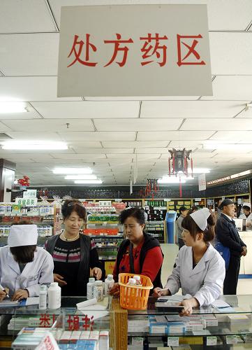 10月19日,市民在寧夏回族自治區(qū)銀川市某藥店購買藥品。自2010年4月1日開始,寧夏包括村衛(wèi)生室在內(nèi)的各級政府辦醫(yī)療機構(gòu)全部配備使用基本藥物。基層醫(yī)療機構(gòu)全部選擇使用基本藥物,實行零差率銷售;二三級醫(yī)療機構(gòu)優(yōu)先選擇申購使用基本藥物,采購比例不低于基本藥物品種數(shù)的90%和80%,采購金額不低于醫(yī)院藥品總費用的25%和15%。寧夏還將基本藥物目錄藥品全部列入甲類藥品給予報銷,基本藥物的報銷比例明顯高于非基本藥物。目前,寧夏已實現(xiàn)了國家基本藥物制度全覆蓋并編制完成了《寧夏基本藥物目錄(基層部分)》,共369個品種、776個品規(guī)。根據(jù)基本醫(yī)療機構(gòu)臨床用藥要求,《目錄》新增了64個臨床常用、質(zhì)優(yōu)價低的非基本藥物,較國家基本藥物目錄增加20.8%。新華社記者 彭昭之 攝