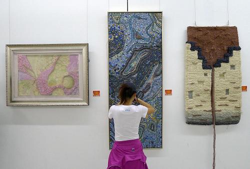 10月19日,參觀者在中國美術(shù)學(xué)院美術(shù)館欣賞工業(yè)設(shè)計(jì)類作品《流·行·色》。 當(dāng)日,浙江省第三屆大學(xué)生藝術(shù)展演活動美術(shù)作品展在杭州中國美術(shù)學(xué)院美術(shù)館開展,展出了浙江68所高校師生創(chuàng)作的繪畫、書法、攝影、工藝設(shè)計(jì)等門類的作品近800件,充分顯示了當(dāng)代大學(xué)生的精神風(fēng)貌和藝術(shù)才華。新華社發(fā)(施健學(xué) 攝)