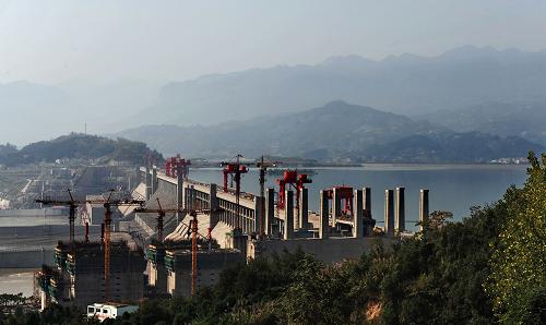 這是10月18日拍攝的長江三峽大壩。新華社發(fā)(張曉峰 攝)