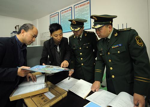 10月19日,綦江消防大隊兩位消防監(jiān)督干部在一家大型建材市場檢查該單位的防火巡查記錄。9月底以來,重慶市開展了深化消防安全“清剿火患”行動。近一個月以來,綦江縣共排查單位217家,發(fā)現(xiàn)火災(zāi)隱患110處,有9家單位被查封,21家單位被責(zé)令停產(chǎn)停業(yè),極大地凈化了當(dāng)?shù)氐南腊踩h(huán)境。新華社記者 周衡義 攝
