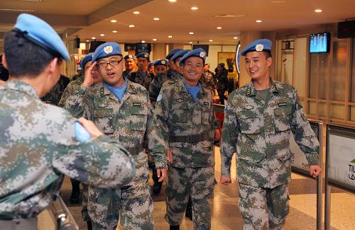 10月19日,中國(guó)新一批赴黎巴嫩維和官兵順利抵達(dá)貝魯特國(guó)際機(jī)場(chǎng)。中國(guó)第九批維和工兵營(yíng)和第八批維和醫(yī)療分隊(duì)的第一梯隊(duì)共160名官兵搭乘聯(lián)合國(guó)包機(jī)19日凌晨抵達(dá)貝魯特國(guó)際機(jī)場(chǎng),并連夜從陸路趕往黎巴嫩南部的任務(wù)區(qū)。根據(jù)交接安排,上一批維和工兵營(yíng)和醫(yī)療分隊(duì)的第一梯隊(duì)官兵結(jié)束維和使命后,于當(dāng)天凌晨搭乘同一架聯(lián)合國(guó)包機(jī)回國(guó)。新華社發(fā)(王艷波 攝)