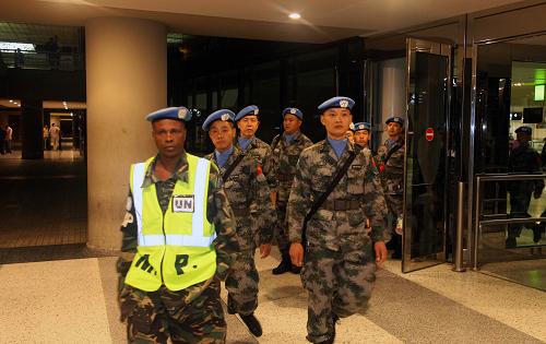 10月19日,中國(guó)新一批赴黎巴嫩維和官兵在工作人員的帶領(lǐng)下走出貝魯特國(guó)際機(jī)場(chǎng)。新華社發(fā)(王艷波 攝)