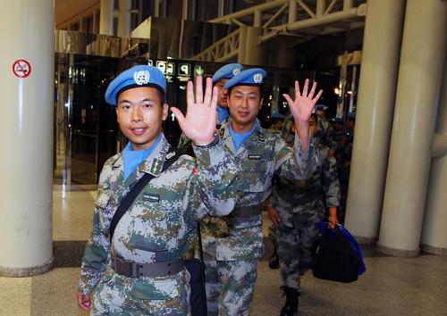 10月19日,中國(guó)上一批駐黎巴嫩維和官兵完成交接工作后走進(jìn)貝魯特國(guó)際機(jī)場(chǎng),準(zhǔn)備乘機(jī)返回祖國(guó)。新華社發(fā)(王艷波 攝)