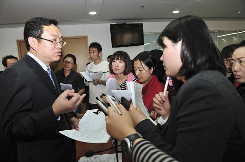 10月19日,北京市住房保障辦公室常務(wù)副主任鄒勁松(左)在新聞發(fā)布會后接受記者提問。新華社記者 楊光 攝