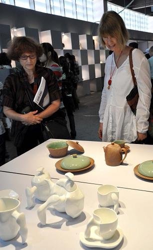 10月18日,參觀者在2011景德鎮(zhèn)國際陶瓷博覽會上欣賞陶瓷藝術品。當日,2011年中國景德鎮(zhèn)國際陶瓷博覽會在中國瓷都景德鎮(zhèn)開幕,來自海內外陶瓷企業(yè)代表4500余人聚首景德鎮(zhèn)。本屆國際陶瓷博覽會共有1649個標準展位,展品涵蓋日用陶瓷、藝術陶瓷、高技術陶瓷、陶瓷書畫以及陶瓷機械、原料、包裝等輔助材料和相關行業(yè)產(chǎn)品。博覽會從10月18日持續(xù)至22日。新華社發(fā)(胡敦煌 攝)
