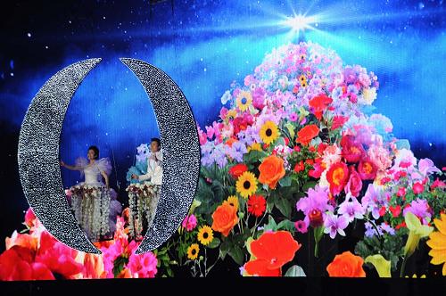 10月19日,中華人民共和國(guó)第八屆殘疾人運(yùn)動(dòng)會(huì)閉幕式在浙江省杭州市黃龍?bào)w育館舉行。圖為閉幕式上的文藝演出。新華社記者 韓傳號(hào) 攝