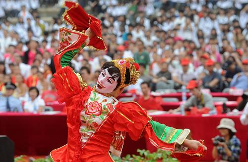 10月30日,東方演藝集團(tuán)演員表演舞蹈《歡天喜地》。新華社記者 金良快 攝