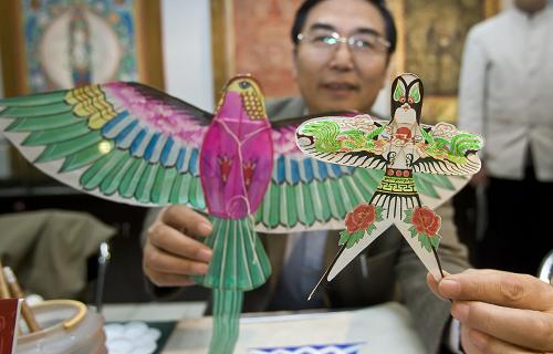11月5日,非遺傳人呂鐵志在展示他制作的微型風(fēng)箏。當(dāng)日,第四屆非物質(zhì)文化遺產(chǎn)手工藝品交易博覽會(huì)在北京潘家園舊貨市場(chǎng)開幕。本次博覽會(huì)以“將非物質(zhì)文化傳承到底”的理念,弘揚(yáng)中華民族傳統(tǒng)文化,傳承民間非遺手工精華。展覽展出包括苗繡、皮影、內(nèi)畫、景泰藍(lán)、歙硯等20余種國(guó)家、省、市級(jí)非遺項(xiàng)目的260件精品。新華社發(fā)(趙冰 攝)