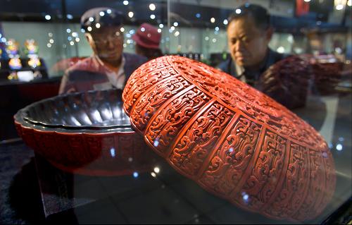 11月5日,觀眾在第四屆非物質(zhì)文化遺產(chǎn)手工藝品交易博覽會(huì)上觀看漆器。新華社發(fā)(趙冰 攝)