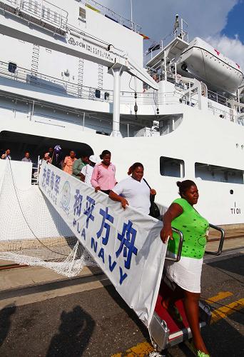 這是11月2日,牙買加民眾在“和平方舟”號(hào)醫(yī)院船上就診后準(zhǔn)備離開。新華社記者 查春明 攝