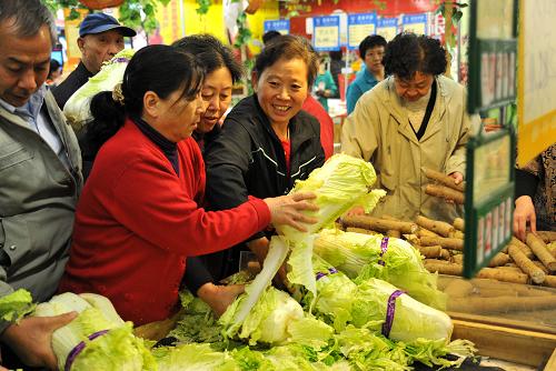 11月5日,在濟(jì)南舜耕路的一家超市內(nèi),濟(jì)南市民在選購白菜,當(dāng)天這里的白菜銷售價(jià)格是每斤0.28元。據(jù)山東省農(nóng)業(yè)廳對(duì)全省35種蔬菜價(jià)格的監(jiān)測(cè),10月最后一周,山東蔬菜批發(fā)價(jià)格平均為2.39元/公斤,較上周下跌5.24%,已連續(xù)4周下跌。分析人士指出,農(nóng)產(chǎn)品持續(xù)豐收增產(chǎn)、“貨幣回籠”以及“油荒”等多重因素導(dǎo)致近期中國農(nóng)產(chǎn)品價(jià)格“沖高回落”。山東是中國的蔬菜種植大省,蔬菜產(chǎn)量一直位居全國前列。新華社記者 徐速繪 攝