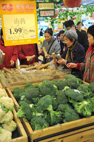 11月5日,在濟(jì)南舜耕路的一家超市內(nèi),濟(jì)南市民在選購蔬菜。新華社記者 徐速繪 攝